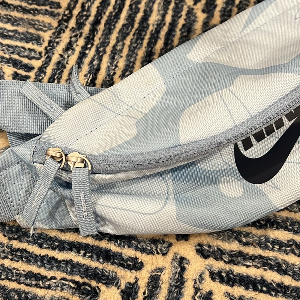Nike Heritage Waistpack Fanny Bag - Blue Print - NWOT - Picture 2 of 7